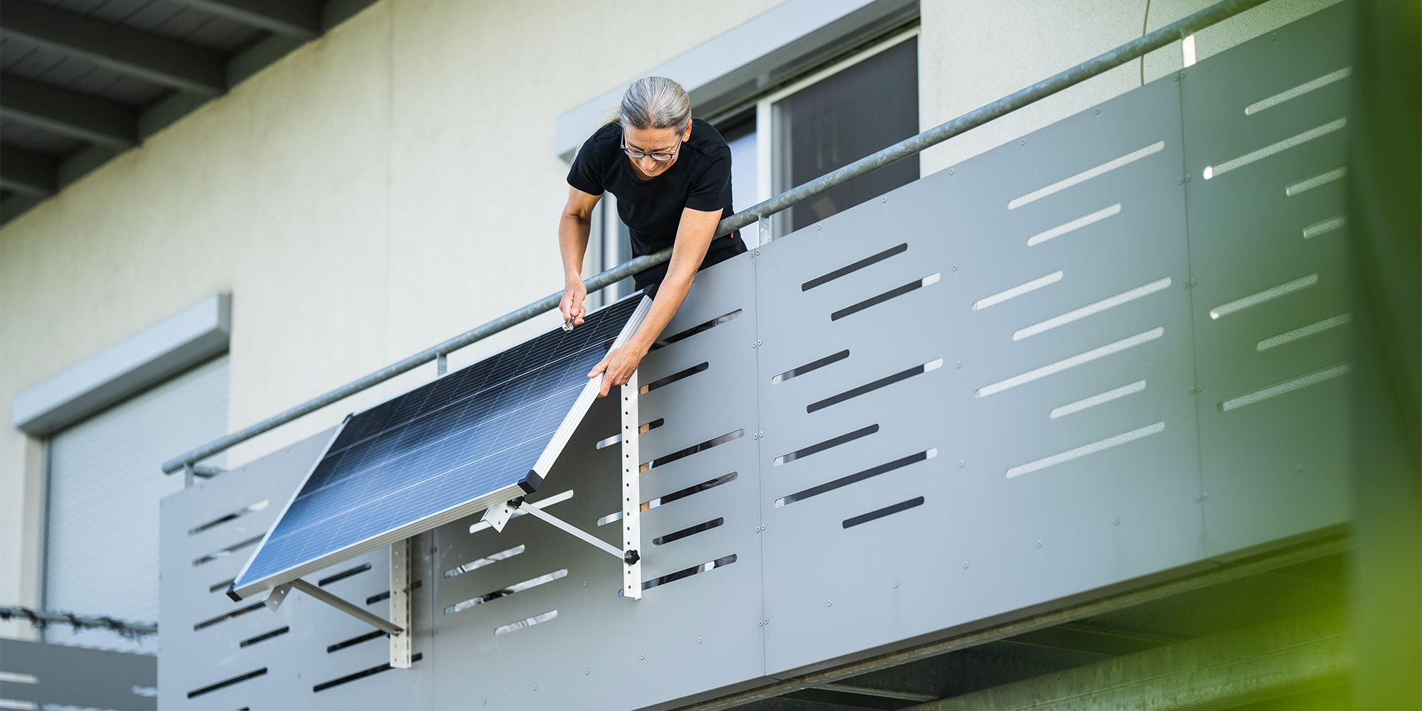 How do plug-in solar panels work? Rooftop vs. 'plug-in' solar compared